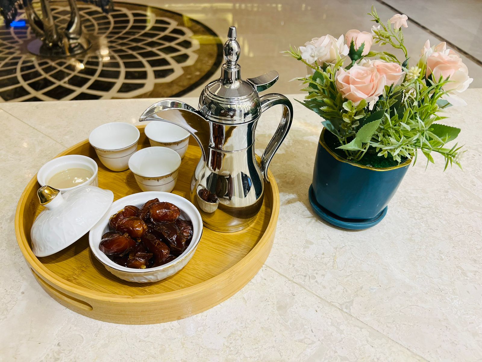 قهوة عربية مع ( تمر )