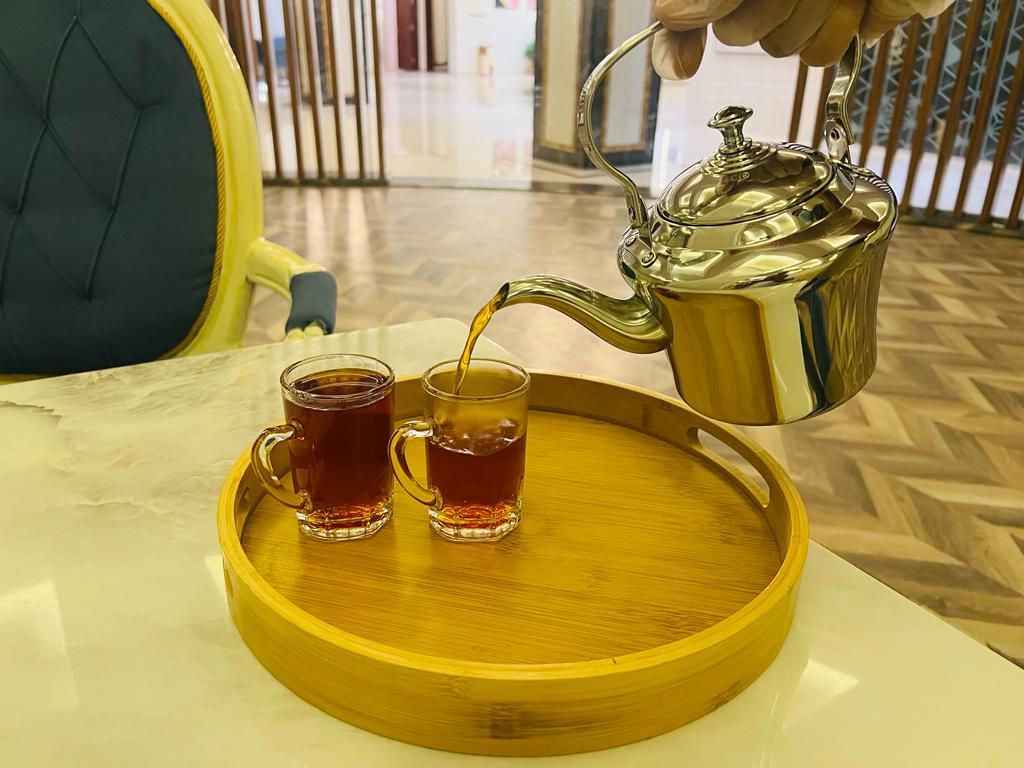 شاي براد ( وسط )